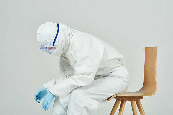 포토 JPG 스튜디오촬영 여자 40대 의학 응원 회색배경 휴식 실내 마스크 한명 상반신 옆모습 한국인 간호사 의료진 의사 바이러스 사회이슈 검사_조사 감염 전염병 힘듦 중년여자한명만 코로나바이러스 방호복 델타변이바이러스 국내포토 직업 1 옷 뷰포인트 중년 백그라운드 컨셉 사람 동양인 내부 회색 질병 여자한명만 중년여자만 파일형식