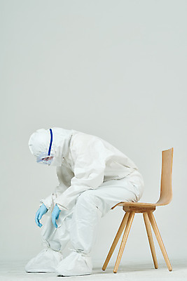 포토 JPG 스튜디오촬영 전신 여자 40대 의학 응원 회색배경 휴식 실내 마스크 한명 옆모습 한국인 간호사 의료진 의사 바이러스 사회이슈 검사_조사 감염 전염병 힘듦 중년여자한명만 코로나바이러스 방호복 델타변이바이러스 국내포토 직업 1 옷 뷰포인트 중년 백그라운드 컨셉 사람 동양인 내부 회색 질병 여자한명만 중년여자만 파일형식