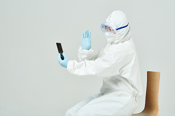 포토 JPG 스튜디오촬영 여자 40대 의학 응원 회색배경 휴식 실내 마스크 한명 들기 상반신 옆모습 스마트폰 한국인 간호사 의료진 의사 바이러스 사회이슈 검사_조사 감염 손인사 영상통화 전염병 중년여자한명만 코로나바이러스 방호복 델타변이바이러스 국내포토 직업 1 옷 뷰포인트 중년 백그라운드 컨셉 모션 사람 동양인 내부 핸드폰 스마트기기 회색 인사 질병 통화 여자한명만 중년여자만 파일형식