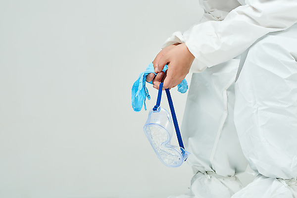 포토 JPG 스튜디오촬영 손 여자 40대 의학 응원 회색배경 실내 한명 들기 앉기 한국인 간호사 의료진 의사 바이러스 사회이슈 검사_조사 감염 전염병 힘듦 중년여자한명만 코로나바이러스 방호복 델타변이바이러스 국내포토 직업 1 옷 중년 백그라운드 컨셉 모션 사람 동양인 내부 신체부위 회색 질병 여자한명만 중년여자만 파일형식