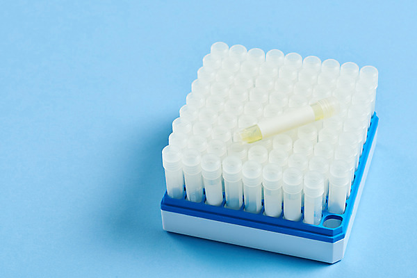 포토 JPG 스튜디오촬영 과학 의학 실내 실험 사람없음 바이러스 연구원 사회이슈 검사_조사 파란배경 감염 전염병 코로나바이러스 방호복 바이알 델타변이바이러스 국내포토 직업 옷 백그라운드 컨셉 내부 파란색 의료용품 질병 파일형식