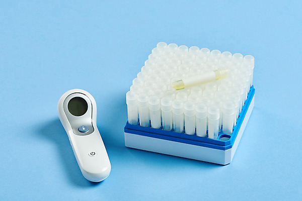 포토 JPG 스튜디오촬영 과학 의학 실내 실험 사람없음 바이러스 체온계 연구원 사회이슈 검사_조사 파란배경 감염 전염병 코로나바이러스 비접촉체온계 방호복 바이알 델타변이바이러스 국내포토 직업 옷 백그라운드 컨셉 내부 파란색 의료용품 질병 온도계 파일형식