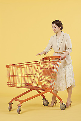 포토 JPG 스튜디오촬영 전신 우먼라이프 응시 여자 실내 한명 서기 20대 성인 옆모습 쇼핑 쇼핑카 한국인 담기 노란배경 성인여자한명만 국내포토 1 라이프스타일 시선 뷰포인트 백그라운드 모션 사람 동양인 청년 내부 노란색 카트 여자한명만 성인여자만 파일형식