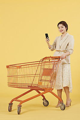 포토 JPG 스튜디오촬영 전신 우먼라이프 여자 실내 한명 서기 미소 들기 20대 성인 옆모습 스마트폰 쇼핑 쇼핑카 한국인 노란배경 성인여자한명만 국내포토 1 라이프스타일 뷰포인트 백그라운드 모션 표정 사람 동양인 청년 내부 핸드폰 스마트기기 노란색 카트 여자한명만 성인여자만 파일형식