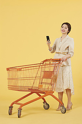 포토 JPG 스튜디오촬영 전신 우먼라이프 여자 실내 한명 서기 미소 들기 20대 성인 옆모습 스마트폰 쇼핑 쇼핑카 한국인 노란배경 성인여자한명만 국내포토 1 라이프스타일 뷰포인트 백그라운드 모션 표정 사람 동양인 청년 내부 핸드폰 스마트기기 노란색 카트 여자한명만 성인여자만 파일형식