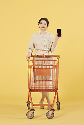 포토 JPG 스튜디오촬영 전신 우먼라이프 여자 실내 한명 서기 미소 들기 20대 성인 앞모습 스마트폰 쇼핑 쇼핑카 한국인 보여주기 노란배경 성인여자한명만 국내포토 1 라이프스타일 뷰포인트 백그라운드 모션 표정 사람 동양인 청년 내부 핸드폰 스마트기기 노란색 카트 여자한명만 성인여자만 파일형식