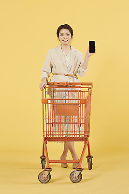 포토 JPG 스튜디오촬영 전신 우먼라이프 여자 실내 한명 서기 미소 들기 20대 성인 앞모습 스마트폰 쇼핑 쇼핑카 한국인 보여주기 노란배경 성인여자한명만 국내포토 1 라이프스타일 뷰포인트 백그라운드 모션 표정 사람 동양인 청년 내부 핸드폰 스마트기기 노란색 카트 여자한명만 성인여자만 파일형식