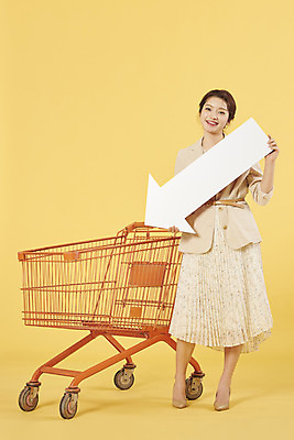포토 JPG 스튜디오촬영 전신 우먼라이프 여자 화살표 실내 한명 서기 미소 들기 20대 성인 앞모습 쇼핑 쇼핑카 한국인 하락 노란배경 성인여자한명만 국내포토 1 라이프스타일 뷰포인트 백그라운드 컨셉 모션 표정 사람 동양인 청년 내부 노란색 카트 여자한명만 성인여자만 파일형식