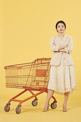 포토 JPG 스튜디오촬영 전신 우먼라이프 여자 실내 한명 서기 미소 20대 성인 앞모습 쇼핑 팔짱 쇼핑카 한국인 자신감 노란배경 성인여자한명만 국내포토 1 라이프스타일 감정 뷰포인트 백그라운드 모션 표정 사람 동양인 청년 내부 노란색 카트 여자한명만 성인여자만 파일형식
