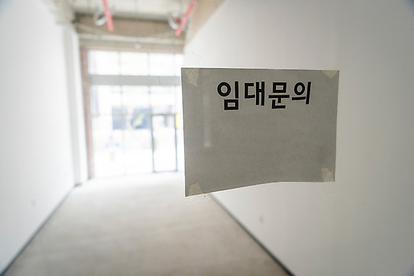 포토 JPG 주간 부동산 직장 근접촬영 사람없음 야외 경제 상점 자영업 문의 불황 경제불황 렌탈 월세 임대 폐점 국내포토 자연요소 뷰포인트 회사 비즈니스 재산 파일형식