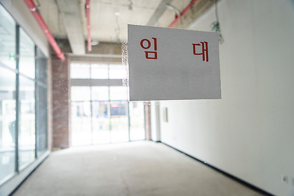 포토 JPG 주간 부동산 직장 근접촬영 사람없음 야외 경제 상점 자영업 불황 경제불황 렌탈 월세 임대 폐점 국내포토 자연요소 뷰포인트 회사 비즈니스 재산 파일형식