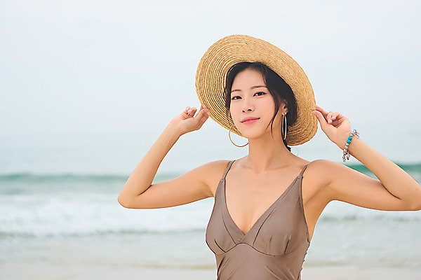 포토 JPG 주간 모자 우먼라이프 여자 수영복 바다 여행 휴가 한명 서기 미소 상반신 20대 성인 해변 야외 앞모습 여름 여름휴가 바캉스 청춘 모래사장 한국인 자유 해수욕장 즐거움 강원도 비치모자 양양군 하조대해수욕장 성인여자한명만 국내포토 자연요소 모자_잡화 1 라이프스타일 잡화 옷 계절 감정 뷰포인트 컨셉 모션 한국 표정 사람 동양인 청년 양양 여자한명만 성인여자만 파일형식 여름_계절