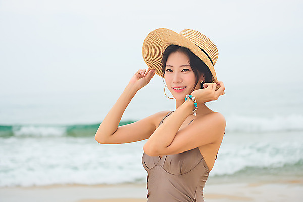 포토 JPG 주간 모자 우먼라이프 여자 수영복 바다 여행 휴가 한명 서기 미소 상반신 20대 성인 해변 야외 옆모습 여름 여름휴가 바캉스 청춘 모래사장 한국인 자유 해수욕장 즐거움 강원도 비치모자 양양군 하조대해수욕장 성인여자한명만 국내포토 자연요소 모자_잡화 1 라이프스타일 잡화 옷 계절 감정 뷰포인트 컨셉 모션 한국 표정 사람 동양인 청년 양양 여자한명만 성인여자만 파일형식 여름_계절