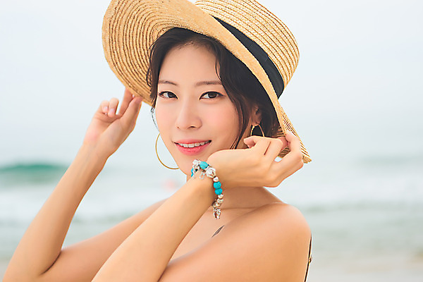 포토 JPG 주간 모자 우먼라이프 여자 수영복 바다 여행 휴가 한명 서기 미소 상반신 20대 성인 해변 야외 옆모습 여름 여름휴가 바캉스 청춘 모래사장 한국인 자유 해수욕장 즐거움 강원도 비치모자 양양군 하조대해수욕장 성인여자한명만 국내포토 자연요소 모자_잡화 1 라이프스타일 잡화 옷 계절 감정 뷰포인트 컨셉 모션 한국 표정 사람 동양인 청년 양양 여자한명만 성인여자만 파일형식 여름_계절
