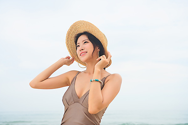 포토 JPG 주간 모자 우먼라이프 여자 수영복 바다 로우앵글 여행 휴가 한명 서기 미소 상반신 20대 성인 해변 야외 옆모습 여름 여름휴가 바캉스 청춘 모래사장 한국인 자유 해수욕장 즐거움 강원도 비치모자 양양군 하조대해수욕장 성인여자한명만 국내포토 자연요소 모자_잡화 1 라이프스타일 잡화 옷 계절 감정 뷰포인트 컨셉 모션 한국 표정 사람 동양인 청년 양양 여자한명만 성인여자만 파일형식 여름_계절