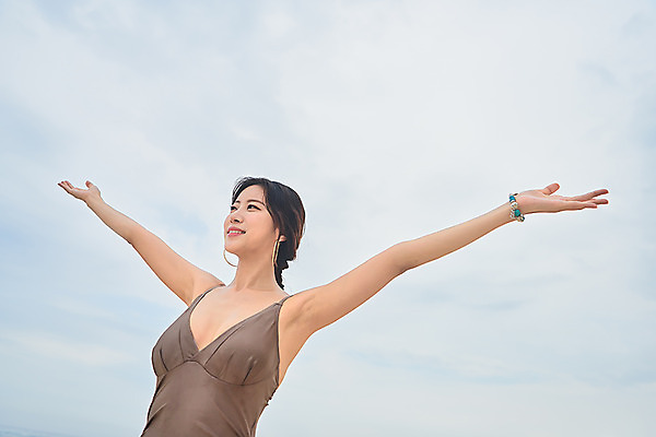 포토 JPG 주간 우먼라이프 여자 수영복 바다 로우앵글 여행 팔벌리기 휴가 한명 서기 미소 상반신 20대 성인 해변 야외 옆모습 여름 여름휴가 바캉스 청춘 모래사장 한국인 자유 해수욕장 즐거움 강원도 양양군 하조대해수욕장 성인여자한명만 국내포토 자연요소 1 라이프스타일 옷 계절 감정 뷰포인트 컨셉 모션 한국 표정 사람 동양인 청년 양양 여자한명만 성인여자만 파일형식 여름_계절