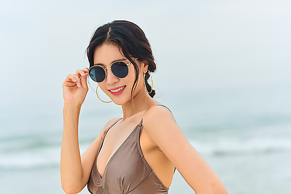 포토 JPG 주간 우먼라이프 여자 수영복 바다 여행 휴가 한명 서기 미소 상반신 20대 성인 해변 야외 옆모습 여름 여름휴가 바캉스 청춘 모래사장 선글라스 한국인 자유 해수욕장 즐거움 강원도 양양군 하조대해수욕장 성인여자한명만 국내포토 자연요소 1 라이프스타일 옷 계절 감정 안경 뷰포인트 컨셉 모션 한국 표정 사람 동양인 청년 양양 여자한명만 성인여자만 파일형식 여름_계절