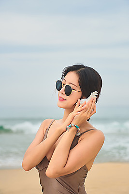 포토 JPG 주간 우먼라이프 여자 수영복 바다 여행 휴가 한명 서기 미소 들기 상반신 20대 성인 해변 야외 옆모습 여름 여름휴가 바캉스 청춘 모래사장 선글라스 듣기 한국인 자유 소라 해수욕장 즐거움 강원도 양양군 하조대해수욕장 성인여자한명만 국내포토 자연요소 1 라이프스타일 옷 계절 감정 안경 뷰포인트 컨셉 모션 어패류 한국 표정 사람 동양인 청년 양양 여자한명만 성인여자만 파일형식 여름_계절