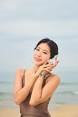 포토 JPG 주간 우먼라이프 여자 수영복 바다 여행 휴가 한명 서기 미소 들기 상반신 20대 성인 해변 야외 앞모습 여름 여름휴가 바캉스 청춘 모래사장 듣기 한국인 자유 소라 해수욕장 즐거움 강원도 양양군 하조대해수욕장 성인여자한명만 국내포토 자연요소 1 라이프스타일 옷 계절 감정 뷰포인트 컨셉 모션 어패류 한국 표정 사람 동양인 청년 양양 여자한명만 성인여자만 파일형식 여름_계절