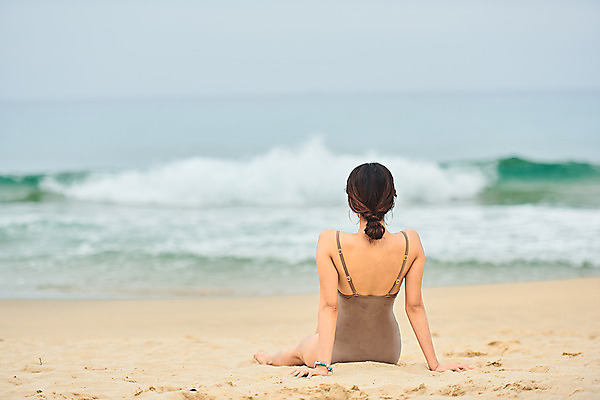 포토 JPG 주간 전신 우먼라이프 여자 수영복 파도 바다 여행 휴가 휴식 한명 앉기 20대 성인 해변 야외 뒷모습 여름 여름휴가 바캉스 청춘 모래사장 한국인 자유 해수욕장 즐거움 강원도 양양군 하조대해수욕장 성인여자한명만 국내포토 자연요소 1 라이프스타일 옷 계절 감정 뷰포인트 컨셉 모션 한국 사람 동양인 청년 양양 여자한명만 성인여자만 파일형식 여름_계절