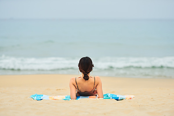 포토 JPG 주간 우먼라이프 여자 수영복 바다 여행 휴가 휴식 한명 상반신 20대 성인 해변 야외 뒷모습 여름 여름휴가 바캉스 청춘 모래사장 눕기 한국인 자유 해수욕장 즐거움 강원도 비치타올 양양군 하조대해수욕장 성인여자한명만 국내포토 자연요소 1 라이프스타일 옷 계절 감정 뷰포인트 컨셉 모션 한국 사람 동양인 청년 수건 양양 여자한명만 성인여자만 파일형식 여름_계절