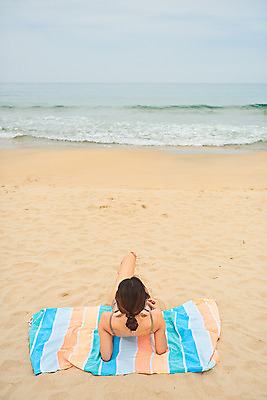 포토 JPG 주간 전신 우먼라이프 여자 수영복 바다 여행 휴가 휴식 한명 20대 성인 해변 야외 뒷모습 여름 여름휴가 바캉스 청춘 모래사장 눕기 한국인 자유 해수욕장 즐거움 강원도 비치타올 양양군 하조대해수욕장 성인여자한명만 국내포토 자연요소 1 라이프스타일 옷 계절 감정 뷰포인트 컨셉 모션 한국 사람 동양인 청년 수건 양양 여자한명만 성인여자만 파일형식 여름_계절