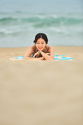 포토 JPG 주간 우먼라이프 여자 수영복 엎드리기 바다 여행 휴가 한명 미소 상반신 20대 성인 해변 야외 앞모습 아웃포커스 여름 여름휴가 바캉스 청춘 모래사장 눈감음 한국인 자유 해수욕장 즐거움 강원도 비치타올 양양군 하조대해수욕장 성인여자한명만 국내포토 자연요소 1 라이프스타일 옷 계절 감정 뷰포인트 컨셉 모션 한국 촬영기법 표정 사람 동양인 청년 수건 양양 여자한명만 성인여자만 파일형식 여름_계절