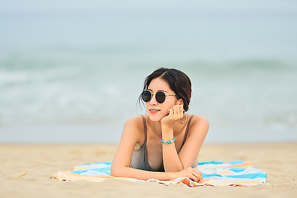 포토 JPG 주간 우먼라이프 응시 여자 수영복 엎드리기 바다 여행 휴가 한명 미소 상반신 20대 성인 해변 야외 앞모습 여름 여름휴가 바캉스 청춘 모래사장 선글라스 턱괴기 한국인 자유 해수욕장 즐거움 강원도 비치타올 양양군 하조대해수욕장 성인여자한명만 국내포토 자연요소 1 라이프스타일 시선 옷 계절 감정 안경 뷰포인트 컨셉 모션 한국 표정 사람 동양인 청년 수건 양양 여자한명만 성인여자만 파일형식 여름_계절