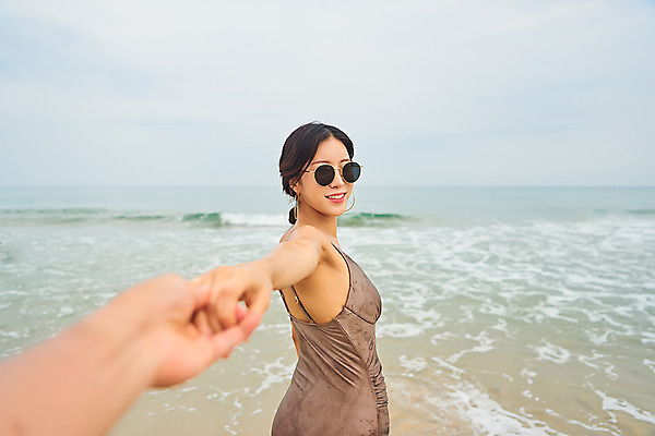 포토 JPG 주간 우먼라이프 손 커플 여자 수영복 바다 여행 휴가 한명 서기 미소 상반신 20대 성인 해변 야외 뒷모습 신체부위 여름 여름휴가 바캉스 청춘 모래사장 선글라스 손잡기 한국인 자유 해수욕장 즐거움 강원도 양양군 하조대해수욕장 성인여자한명만 국내포토 자연요소 1 라이프스타일 옷 계절 감정 안경 뷰포인트 컨셉 관계 모션 한국 표정 사람 동양인 청년 양양 여자한명만 성인여자만 파일형식 여름_계절