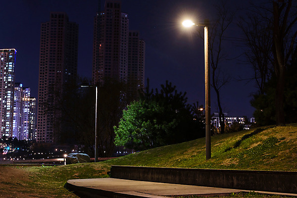 포토 JPG 건축물 공원 야경 가로등 조명 사람없음 야외 빛 광교호수공원 국내포토 공공시설 건축 야간 호수공원 파일형식 광교 풍경_경치