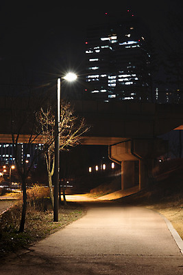 포토 JPG 건축물 공원 길 야경 가로등 조명 사람없음 야외 빛 산책 광교호수공원 국내포토 공공시설 건축 휴식 야간 호수공원 파일형식 광교 풍경_경치