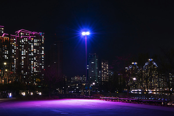 포토 JPG 건축물 공원 야경 가로등 조명 사람없음 야외 빛 운동 보라색 광교호수공원 국내포토 공공시설 건축 컬러 건강 야간 호수공원 파일형식 광교 풍경_경치