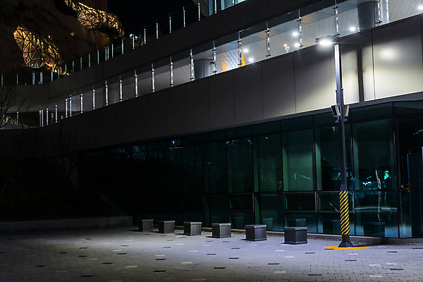 포토 JPG 건축물 공원 야경 가로등 조명 사람없음 야외 빛 광교호수공원 국내포토 공공시설 건축 야간 호수공원 파일형식 광교 풍경_경치