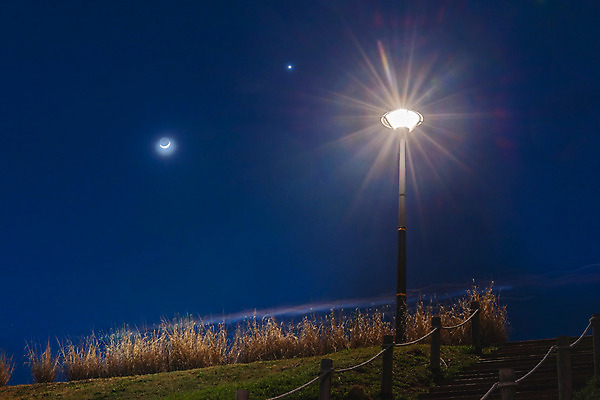 포토 JPG 건축물 공원 야경 가로등 조명 사람없음 야외 빛 광교호수공원 국내포토 공공시설 건축 야간 호수공원 파일형식 광교 풍경_경치
