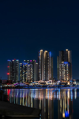 포토 JPG 건축물 공원 야경 가로등 조명 사람없음 야외 빛 반사 도시 광교호수공원 국내포토 공공시설 건축 야간 호수공원 파일형식 광교 풍경_경치