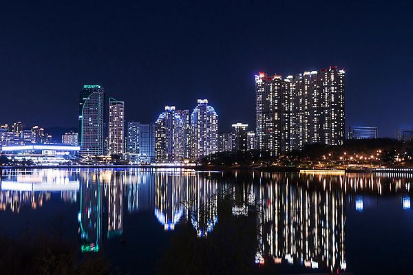 포토 JPG 건축물 공원 야경 가로등 조명 사람없음 야외 빛 반사 도시 광교호수공원 국내포토 공공시설 건축 야간 호수공원 파일형식 광교 풍경_경치