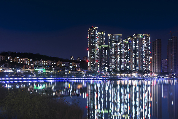 포토 JPG 건축물 공원 야경 가로등 조명 사람없음 야외 빛 반사 도시 광교호수공원 국내포토 공공시설 건축 야간 호수공원 파일형식 광교 풍경_경치