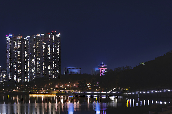 포토 JPG 건축물 공원 야경 가로등 조명 사람없음 야외 빛 반사 도시 광교호수공원 국내포토 공공시설 건축 야간 호수공원 파일형식 광교 풍경_경치