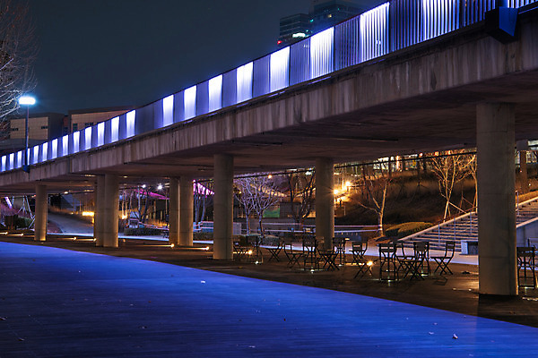 포토 JPG 건축물 공원 야경 가로등 벤치 조명 사람없음 야외 빛 보라색 육교 가교 광교호수공원 국내포토 공공시설 건축 컬러 의자 다리_건축물 야간 호수공원 파일형식 광교 풍경_경치
