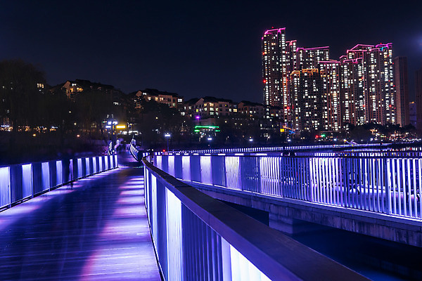 포토 JPG 건축물 공원 야경 가로등 조명 사람없음 야외 빛 보라색 도시 광교호수공원 국내포토 공공시설 건축 컬러 야간 호수공원 파일형식 광교 풍경_경치