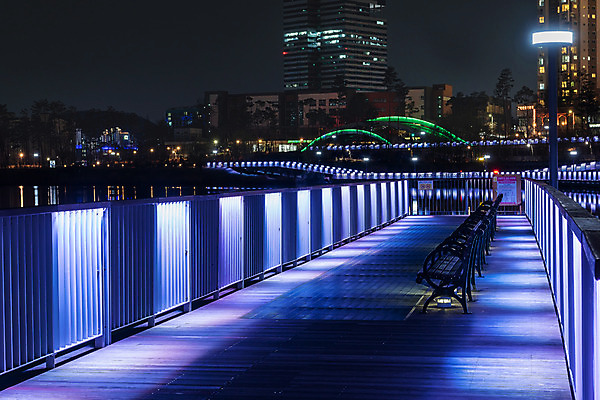 포토 JPG 건축물 공원 야경 가로등 벤치 조명 사람없음 야외 빛 울타리 보라색 도시 광교호수공원 국내포토 공공시설 건축 컬러 의자 담장 야간 호수공원 파일형식 광교 풍경_경치