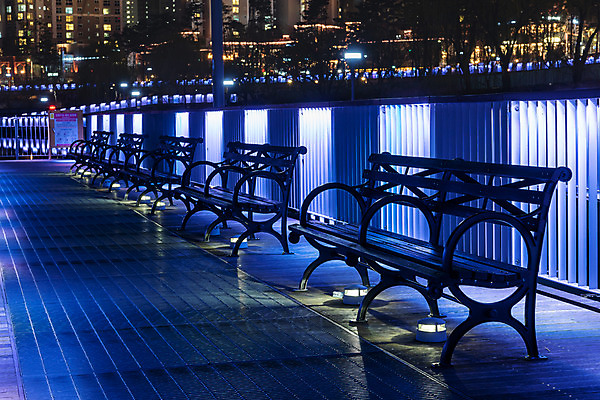 포토 JPG 건축물 공원 야경 가로등 벤치 조명 사람없음 야외 빛 울타리 보라색 도시 광교호수공원 국내포토 공공시설 건축 컬러 의자 담장 야간 호수공원 파일형식 광교 풍경_경치