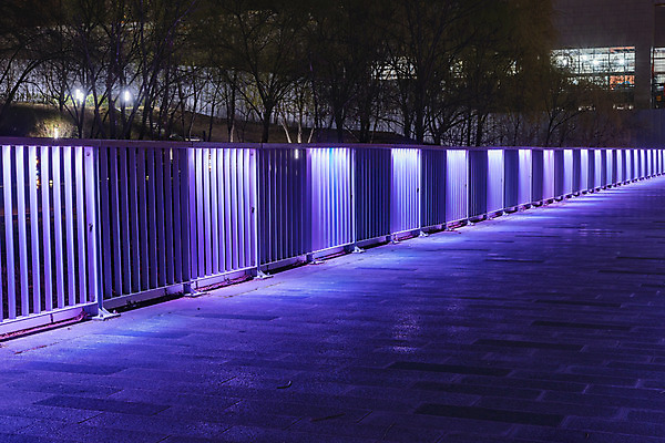 포토 JPG 건축물 공원 야경 가로등 조명 사람없음 야외 빛 울타리 보라색 광교호수공원 국내포토 공공시설 건축 컬러 담장 야간 호수공원 파일형식 광교 풍경_경치