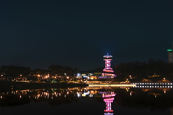 포토 JPG 건축물 공원 야경 가로등 조명 사람없음 야외 빛 반사 광교호수공원 국내포토 공공시설 건축 야간 호수공원 파일형식 광교 풍경_경치