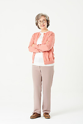 포토 JPG 스튜디오촬영 전신 여자 노년 안경 할머니 실내 한명 서기 미소 앞모습 실버라이프 팔짱 한국인 60대 흰배경 노인여자한명만 오팔세대 액티브시니어 국내포토 1 라이프스타일 잡화 뷰포인트 백그라운드 모션 표정 사람 동양인 성인 내부 흰색 세대 여자한명만 노인여자만 파일형식