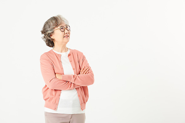 포토 JPG 스튜디오촬영 응시 여자 노년 안경 할머니 실내 한명 서기 상반신 옆모습 실버라이프 팔짱 한국인 60대 흰배경 노인여자한명만 오팔세대 액티브시니어 국내포토 1 라이프스타일 시선 잡화 뷰포인트 백그라운드 모션 사람 동양인 성인 내부 흰색 세대 여자한명만 노인여자만 파일형식