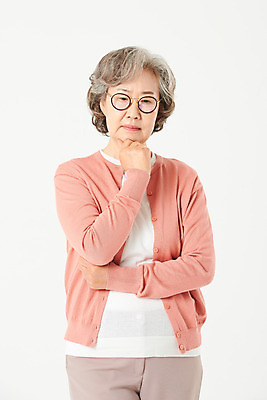 포토 JPG 스튜디오촬영 여자 노년 안경 할머니 실내 한명 서기 상반신 앞모습 실버라이프 턱괴기 한국인 60대 고민 흰배경 노인여자한명만 오팔세대 액티브시니어 국내포토 1 라이프스타일 잡화 감정 뷰포인트 백그라운드 모션 사람 동양인 성인 내부 흰색 세대 여자한명만 노인여자만 파일형식