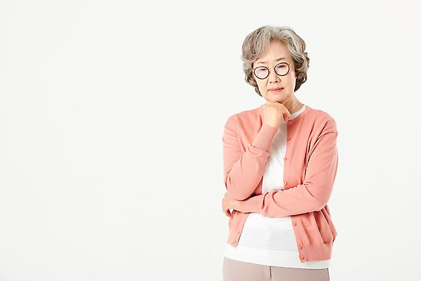 포토 JPG 스튜디오촬영 여자 노년 안경 할머니 실내 한명 서기 상반신 앞모습 실버라이프 한국인 60대 고민 흰배경 노인여자한명만 오팔세대 액티브시니어 국내포토 1 라이프스타일 잡화 감정 뷰포인트 백그라운드 모션 사람 동양인 성인 내부 흰색 세대 여자한명만 노인여자만 파일형식