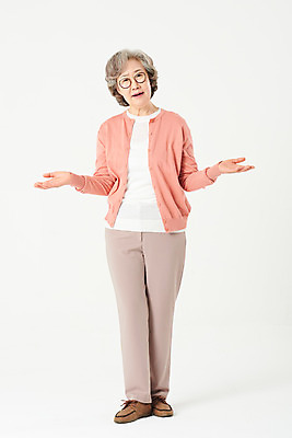 포토 JPG 스튜디오촬영 전신 여자 노년 안경 할머니 실내 한명 서기 손짓 앞모습 실버라이프 한국인 60대 고민 흰배경 노인여자한명만 오팔세대 액티브시니어 국내포토 1 라이프스타일 잡화 감정 뷰포인트 백그라운드 모션 사람 동양인 성인 내부 흰색 세대 여자한명만 노인여자만 파일형식