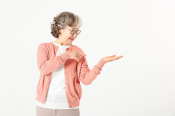포토 JPG 스튜디오촬영 응시 여자 노년 안경 할머니 실내 한명 서기 미소 손짓 상반신 앞모습 실버라이프 한국인 가리킴 60대 흰배경 노인여자한명만 오팔세대 액티브시니어 국내포토 1 라이프스타일 시선 잡화 뷰포인트 백그라운드 모션 표정 사람 동양인 성인 내부 흰색 세대 여자한명만 노인여자만 파일형식